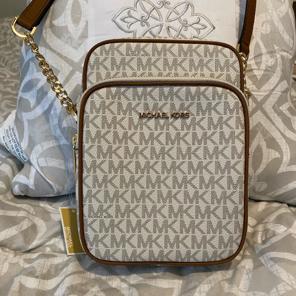✨NWT Michael Kors crossbody✨